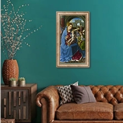 «Дева Мария со Святыми» в интерьере гостиной с зеленой стеной над диваном