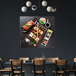 «Японский набор суши из морепродуктов» в интерьере столовой с черными стенами