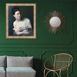 «Сюрприз» в интерьере классической гостиной с зеленой стеной над диваном
