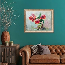 «Три красных цветка в стеклянной вазе » в интерьере гостиной с зеленой стеной над диваном