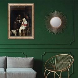 «Мужчины и уснувшая женщина» в интерьере классической гостиной с зеленой стеной над диваном