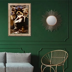 «Пьета» в интерьере классической гостиной с зеленой стеной над диваном