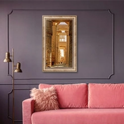 «Замок карнак» в интерьере гостиной с розовым диваном