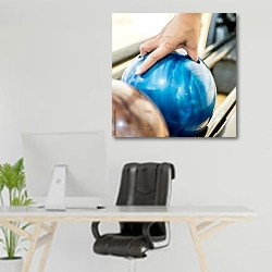 «Мяч для игры в боулинг» в интерьере офиса над рабочим местом