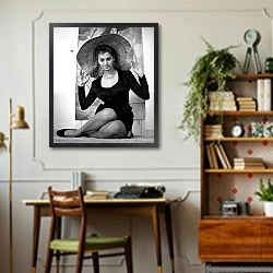 «Loren, Sophia 19» в интерьере кабинета в стиле ретро над столом