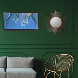 «Plunge» в интерьере классической гостиной с зеленой стеной над диваном