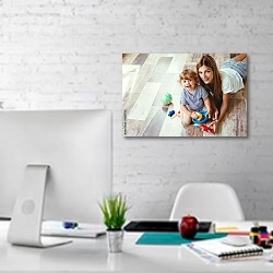 «Мама играет с сыном на паркетном полу» в интерьере светлого офиса с кирпичными стенами