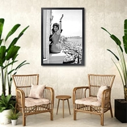 «Loren, Sophia 29» в интерьере комнаты в стиле ретро с плетеными креслами