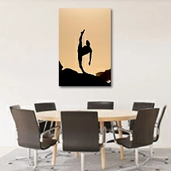 «Силуэт гимнастки, стоящей на одной ноге на закате» в интерьере конференц-зала с круглым столом