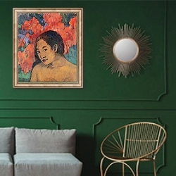 «And the Gold of their Bodies, 1901» в интерьере классической гостиной с зеленой стеной над диваном