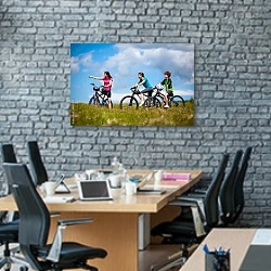 «Семейная велопрогулка» в интерьере современного офиса с черной кирпичной стеной