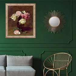 «Pink and White Roses» в интерьере классической гостиной с зеленой стеной над диваном