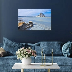 «Мон-Сен-Мишель и бухта в отлив» в интерьере современной гостиной в синем цвете