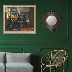 «Лавка портного» в интерьере классической гостиной с зеленой стеной над диваном