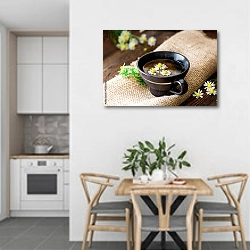«Чай с ромашкой» в интерьере кухни в светлых тонах над обеденным столом