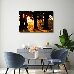 «Олень выглядывает из-за деревьев в лучах заходящего солнца» в интерьере современной гостиной над комодом