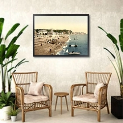 «Великобритания. Пляж в городе Тинмут» в интерьере комнаты в стиле ретро с плетеными креслами