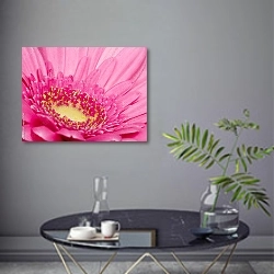 «Розовая гербера» в интерьере современной гостиной в серых тонах