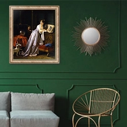 «Дама с собачкой» в интерьере классической гостиной с зеленой стеной над диваном