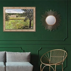 «Chatsworth House» в интерьере классической гостиной с зеленой стеной над диваном