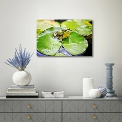 «Зеленая лягушка в пруду» в интерьере современной гостиной с голубыми деталями