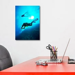 «Два дайвера под водой» в интерьере офиса над рабочим местом сотрудника