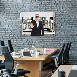«Менеджер безопасности на фоне мониторов» в интерьере современного офиса с черной кирпичной стеной