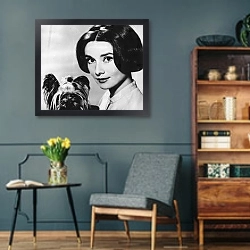 «Хепберн Одри 53» в интерьере гостиной в стиле ретро в серых тонах