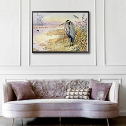 «Grey Heron 1» в интерьере гостиной в классическом стиле над диваном