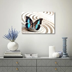 «Чёрно-голубая бабочка на круглом камне на песке» в интерьере современной гостиной с голубыми деталями