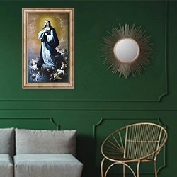 «Концепция невинной Девы Марии» в интерьере классической гостиной с зеленой стеной над диваном