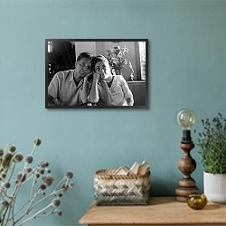 «Ричард Бертон и Элизабет Тэйлор 2» в интерьере в стиле ретро с бирюзовыми стенами