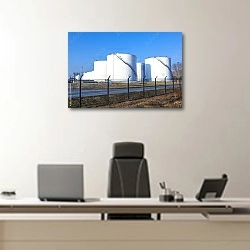«Белые резервуары для хранения нефти» в интерьере кабинета директора над офисным креслом