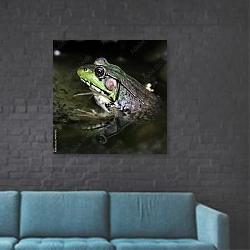 «Зелёная лягушка в воде крупным планом» в интерьере в стиле лофт с черной кирпичной стеной