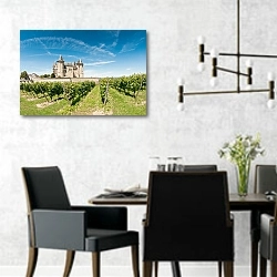 «Франция, замок Сюмор» в интерьере современной столовой с черными креслами