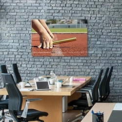 «Старт с эстафетной палочкой» в интерьере современного офиса с черной кирпичной стеной