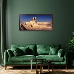 «Египет. Пирамиды Гизы. Великий Сфинкс» в интерьере стильной зеленой гостиной над диваном