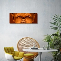 «Лицо смеющегося Будды» в интерьере современной гостиной с желтым креслом