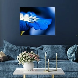 «Голубой цветок с каплей» в интерьере современной гостиной в синем цвете