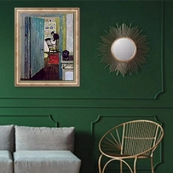 «The Rocking Chair» в интерьере классической гостиной с зеленой стеной над диваном