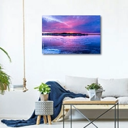 «Красочный восход солнца над замерзшим озером» в интерьере гостиной в скандинавском стиле над диваном