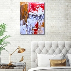«Белые, красные и охристые мазки» в интерьере современной спальни в белом цвете с золотыми деталями