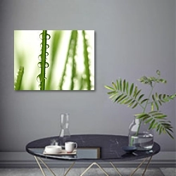 «Капли на зеленых листьях №4» в интерьере современной гостиной в серых тонах