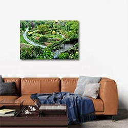 «Затонувший сад, Сады Бутчартов, Канада» в интерьере современной гостиной над диваном