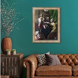 «Таинственная свадьба Святой Катерины» в интерьере гостиной с зеленой стеной над диваном