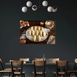 «Слепленные пирожки» в интерьере столовой с черными стенами