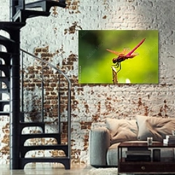 «Стрекоза Crimson Dropwing » в интерьере двухярусной гостиной в стиле лофт с кирпичной стеной