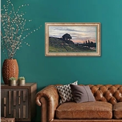 «Пейзаж со скотом у потока» в интерьере гостиной с зеленой стеной над диваном