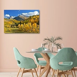 «Золотая осень в горах» в интерьере современной столовой в пастельных тонах