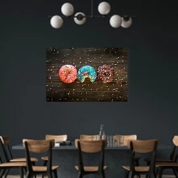 «Разноцветные пончики с посыпкой» в интерьере столовой с черными стенами